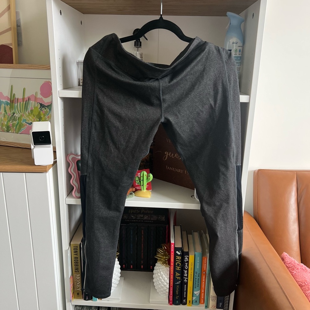 Fabletics Stylish Gray Leggings with Mesh Panels XL